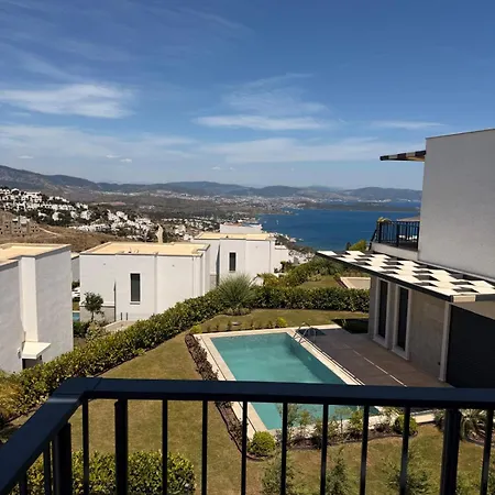 With Pool & Sea Breeze Gurece